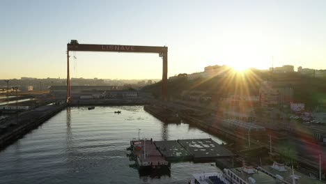 Toma-Aérea-Baja-En-La-Antigua-Fábrica-De-Barcos.