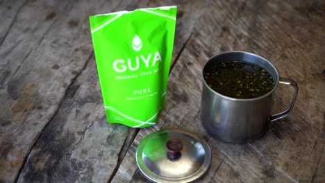 Té-Preparado-Caliente-De-La-Planta-De-Guayusa-Junto-A-La-Caja-Del-Paquete-De-Té-De-Guya