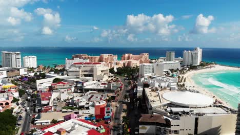 Imágenes-De-Drones-En-La-Zona-Hotelera-De-Cancún-Con-La-Playa-De-Fondo