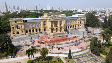 Showing-from-the-air-the-restoration-of-the-Ipiranga-museum-in-São-Paulo,-Brazil