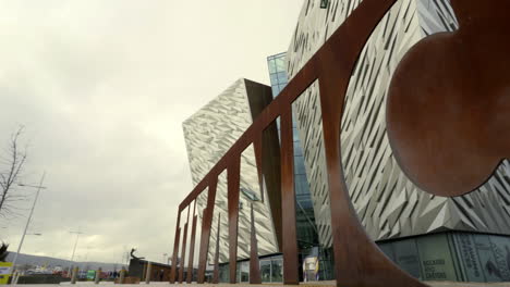 Titanic-Museum-Rostiges-Schild-Gebäude-Im-Hintergrund,-Und-Von-Links-Nach-Rechts