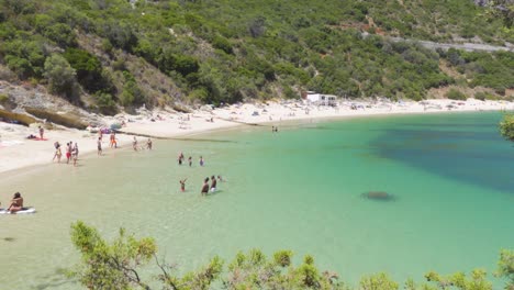 Menschen-Genießen-Das-Türkisfarbene-Wasser-Des-Strandes-Galapinhos-In-Portugal