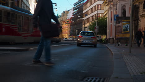 Autos-Fahren-Durch-Die-Straßen-Der-Tschechischen-Republik