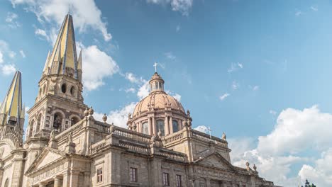 Lapso-De-Tiempo-De-La-Hermosa-Catedral-De-Guadalajara-Jalisco-México-Con-Las-Nubes-Pasando-Rápido