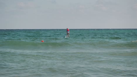 Mädchen-Auf-Einem-Paddelbrett-Reitet-Im-Meer