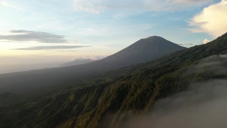 Morgenwolken-Brechen-Durch-Und-Geben-Den-Blick-Auf-Die-Bergkette-Frei