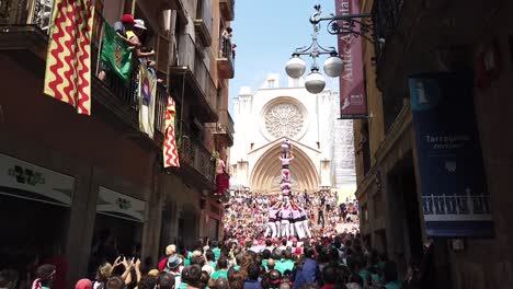 La-Construcción-De-Una-Torre-Humana-Tradicional-En-El-Centro-De-La-Ciudad-De-Tarragona,-Cataluña,-España,-Europa