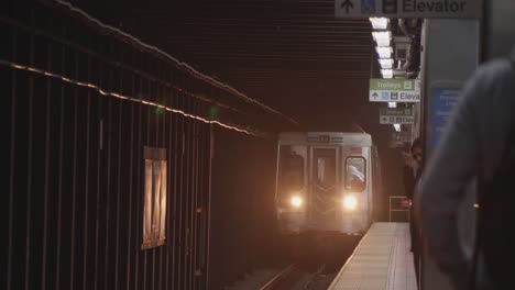 U-Bahn-Von-Market-Frankford-Fährt-In-Station-30th-Street-Ein-Und-Lässt-Passagiere-Aussteigen