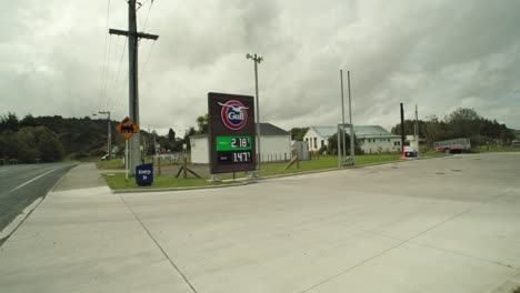 POV-Der-Preistafel-Einer-Tankstelle-In-Neuseeland