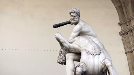 Hércules-Golpeando-La-Estatua-Del-Centauro-Nessus-En-Florencia-Italia