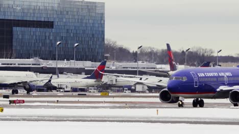 Actividad-En-La-Pista-En-Un-Día-De-Nieve-En-El-Aeropuerto-Internacional-De-Minneapolis-saint-Paul