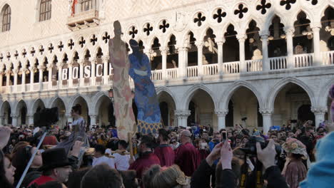 Venecia-Italia---18-De-Febrero-De-2017-Máscara-De-Carnaval-Y-Poses-De-Disfraces-En-La-Plaza-De-San-Marcos