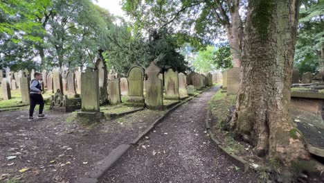 Kleiner-Junge-Liest-Aus-Den-Grabsteinen-Auf-Dem-Friedhof-Der-Kirche-St.-Michael-Und-Alle-Engel