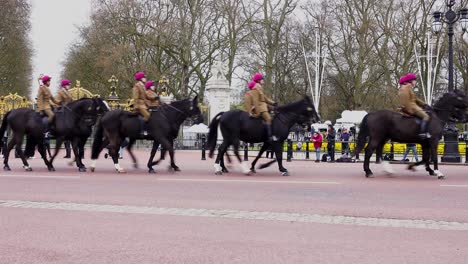 Die-Queens-Horse-Guards-Reiten-Aus-Der-Londoner-Pferdekaserne-In-Standard-Tageskleidung-Grün