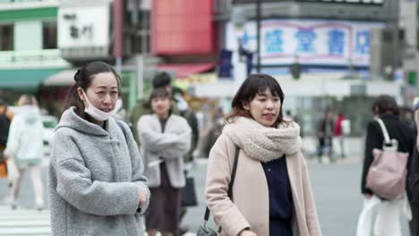 Turistas-Y-Habitantes-Locales-Que-Usan-Máscaras-En-Shibuya,-Japón,-Para-Prevenir-El-Virus,-Primer-Plano