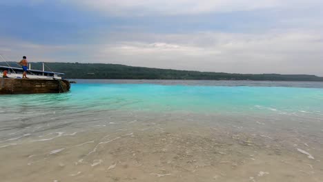 Un-Hombre-Observando-Las-Enormes-Olas-De-Aguas-Azules-En-El-Puerto