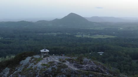 Turistas-En-El-Mirador-De-Noosa-Heads-En-La-Cima-Del-Monte-Tinbeerwah-Al-Atardecer,-Australia