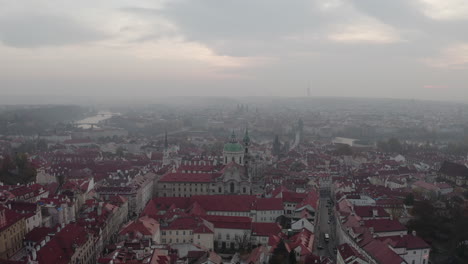 Amanecer-Avanzando-Toma-Aérea-Sobre-El-Casco-Antiguo-De-Praga,-República-Checa