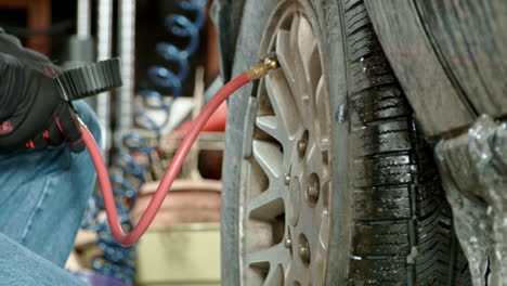 Reifen-Mit-Luftkompressor-In-Der-Garage-Aufpumpen,-Einschieben