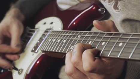 Manos-Con-Un-Esmalte-De-Uñas-Negro-En-Mal-Estado-Tocando-La-Guitarra