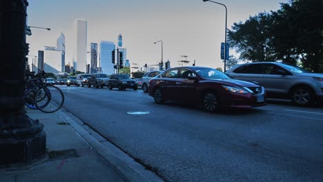 Zeitrafferaufnahme-Des-Berufsverkehrs-Auf-Der-Michigan-Avenue-In-Chicago