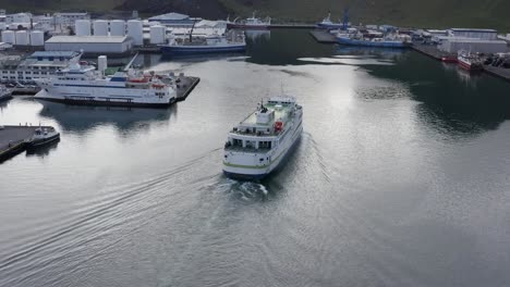 Toma-Aérea-Del-Puerto-De-Vestmannaeyjar-En-La-Isla-De-Heimaey-Con-La-Llegada-Del-Ferry