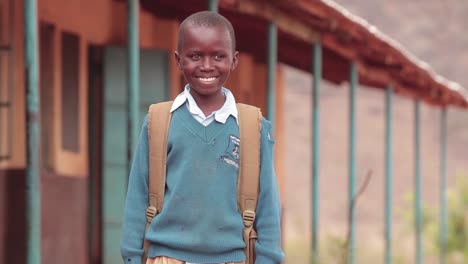 Un-Primer-Plano-De-Un-Estudiante-Africano-Frente-A-La-Cámara-Y-Sonriendo