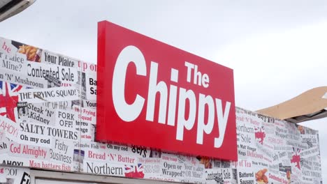 Ein-Englischer-Fish-And-Chips-Shop-Chippy-Zeichen-über-Einem-Chip