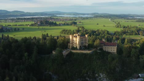 Panorámica-Aérea,-Castillo-De-Hohenschwangau,-Baviera,-Alemania