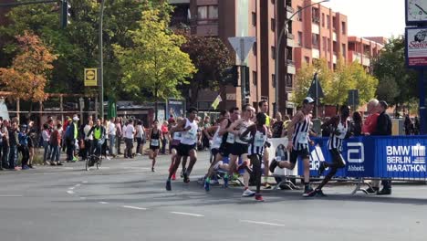 Die-Läufer-Des-Berlin-Marathons-2018-Werden-Entlang-Der-Strecke-Von-Den-Zuschauern-Angefeuert