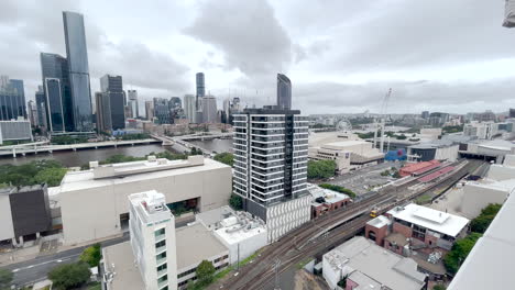 Mit-Blick-Auf-Den-Bahnhof-South-Brisbane-In-Richtung-Brisbane-City