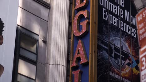 Regal-Cinemas-Firma-En-La-Ciudad-De-Nueva-York,-Manhattan,-Inclinándose-Hacia-Abajo-En-Cámara-Lenta.