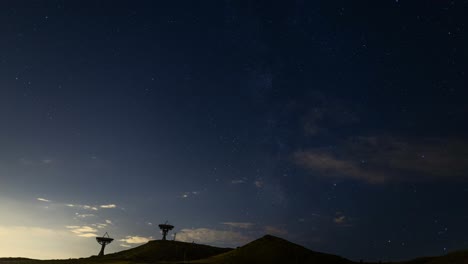 Lapso-De-Tiempo-Del-Cielo-Nocturno-Con-Antenas-Parabólicas,-Montaña-De-La-Mesa