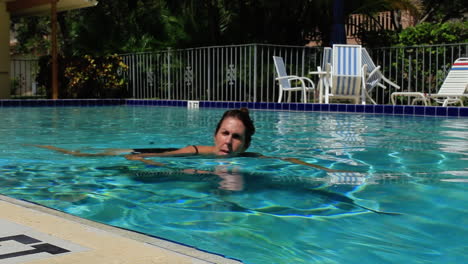 Mujer-De-65-Años-Haciendo-Ejercicio-En-La-Piscina-Y-Disfrutando-De-Su-Jubilación