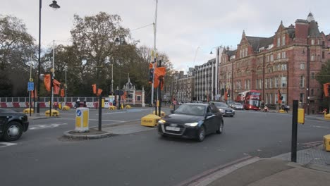 Grosvenor-Road-Chelsea-Embankment-Junction-Orangefarbene-Säcke-über-Ampeln-London