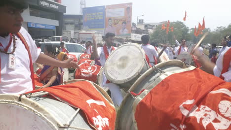 Inder-Feiern-Traditionelle-Feste-Mit-Trommeln-Und-Gongs,-Auch-Bekannt-Als-Dhol-Tasha