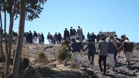 Mucha-Gente-Caminando-Hacia-El-área-De-Celebración-De-Novios.