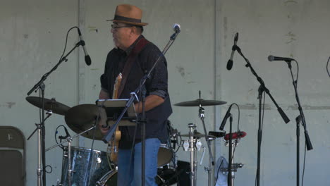 Countrymusiker-Spielen-Musik-Auf-Jahrmarkt,-Totale