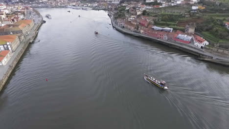 Luftaufnahme-Vom-Fluss-Douro-Mit-Traditionellem-Boot-In-Der-Altstadt-Von-Porto