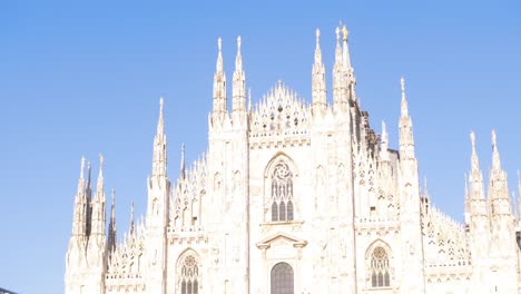 Mailand,-Italien---03.-Mai-2021:-Touristenmenge-Auf-Dem-Platz-Vor-Dem-Duomo-Von-Mailand,-Italien,-Viele-Menschen-Mit-Masken,-Um-Sich-Vor-Covid-19-infektion,-Pandemie,-Virus-Zu-Schützen