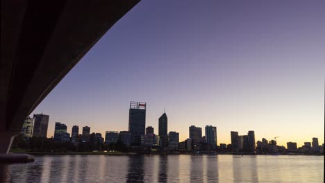 Lapso-De-Tiempo-Al-Amanecer-Con-Luz-Ambiental-Cambiante-Mientras-La-Ciudad-De-Perth-Se-Despierta