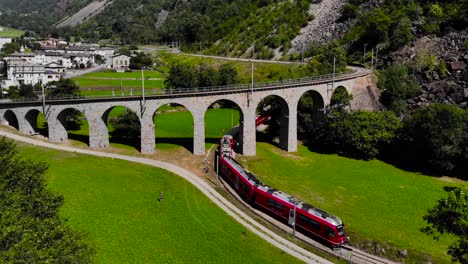 Antena:-Tren-En-Viaducto-Helicoidal-De-Brusio