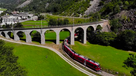 Antenne:-Zug-In-Brusio-Spiralviadukt