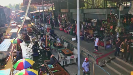 Wide-view-of-a-floating-market-in-Thailand-filled-with-locals-and-vendors-selling-goods