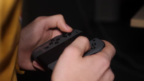 Standbildaufnahme-Eines-Jungen,-Der-Nintendo-Switch-Spiele-Spielt-Und-Auf-Einer-LAN-Party-In-Südnorwegen-Tasten-Auf-Seinem-Controller-Drückt