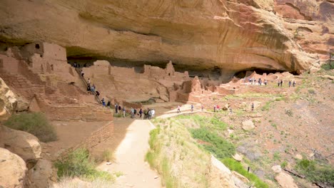 Touristen-Klettern-Leitern-An-Der-Long-House-Cliff-Behausung-Im-Mesa-Verde-Nationalpark,-Pan