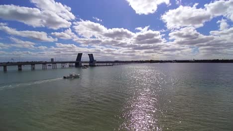 Vista-Aérea-Del-Barco-A-Motor-En-El-N-Causeway-Island-Park-Ft-Pierce-Florida