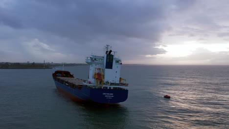 Mareo-A-Bordo-De-Un-Carguero-Rodante-Cerca-Del-Puerto-De-Sans-Souci