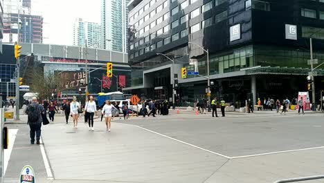 Gente-Caminando-Antes-Del-Primer-Juego-Final-De-Toronto-Raptor-De-2019.