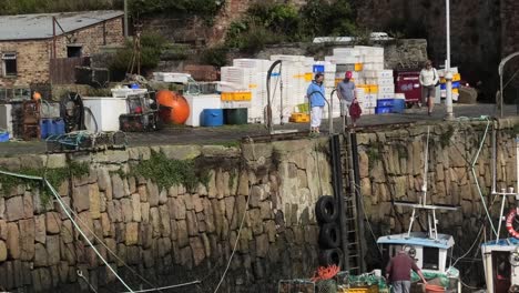 Puerto-De-Crail-Con-Gente-Esperando-Para-Comprar-La-Captura-De-Los-Pescadores.